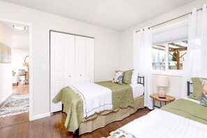 2 Schlafzimmer, Schreibtisch, Bügeleisen/Bügelbrett, Reisekinderbett