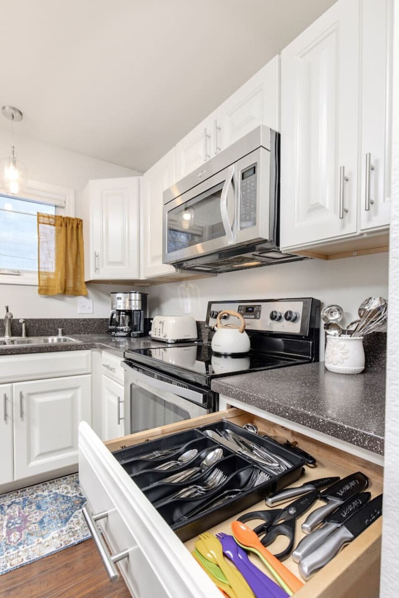 Kjøleskap, mikrobølgeovn, ovn og kokeplater