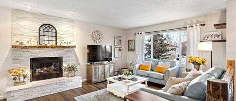 智能电视、壁炉、桌上足球、乒乓球