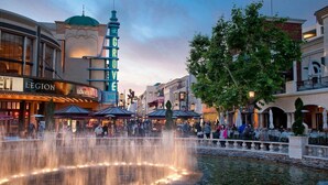 A public square with a fountain, surrounded by buildings with various shops and restaurants. - Spacious studio near Beverlywood. 5 minutes to Rodeo Drive!  (Beverly Hills)
