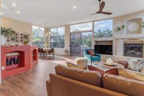 Smart TV, fireplace