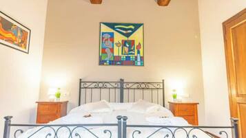 1 Schlafzimmer, Schreibtisch, Bügeleisen/Bügelbrett, Reisekinderbett