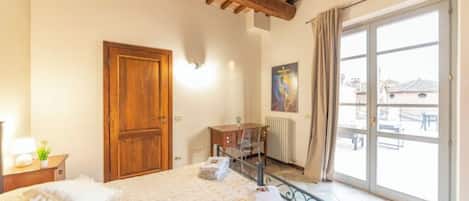 1 habitación, escritorio, tabla de planchar con plancha y cuna de viaje