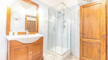 Dusche, Haartrockner, Bidet, Handtücher