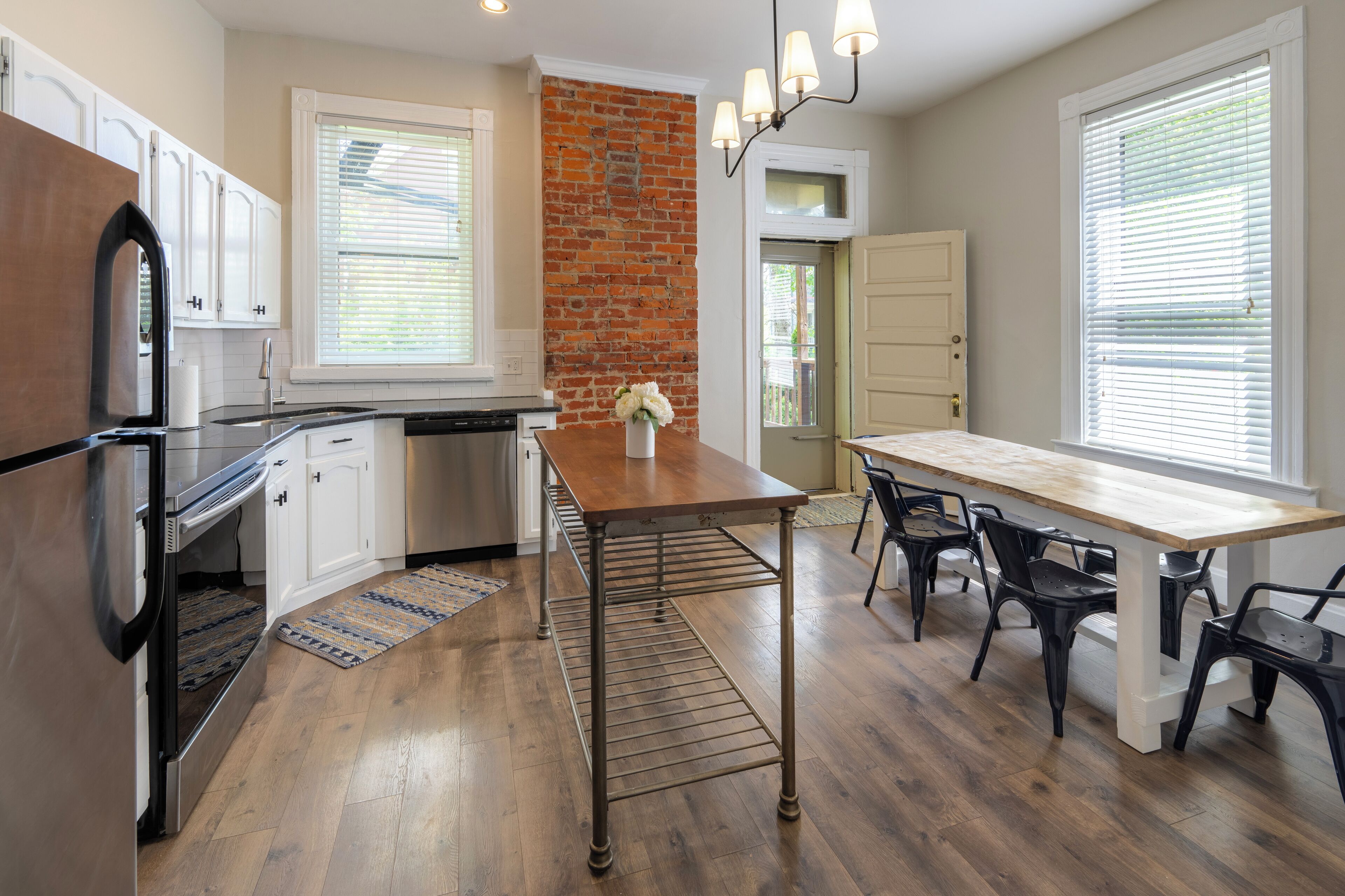 Jääkaappi, mikroaaltouuni, uuni, liesi