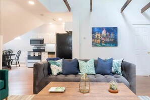 Smart TV, fireplace - Victorian for 30+ Guests, 5 Min to Downtown (Cincinnati)