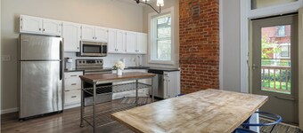 Victorian for 30+ Guests, 5 Min to Downtown
