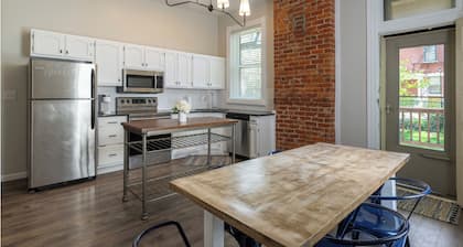 Victorian for 30+ Guests, 5 Min to Downtown