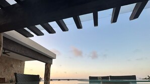 På stranden, strandtelt (inkludert), solsenger og parasoller