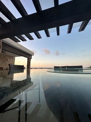 Plage, cabines gratuites, chaises longues, parasols