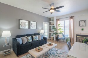 Smart TV, futbolito, mesa de ping pong