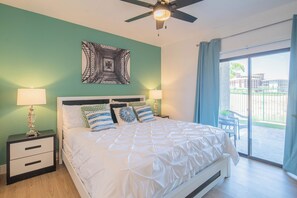 2 habitaciones, escritorio y tabla de planchar con plancha 