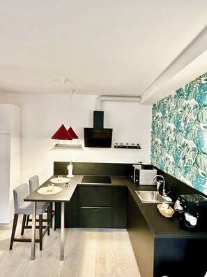 Kühlschrank, Mikrowelle, Herdplatte, Wasserkocher