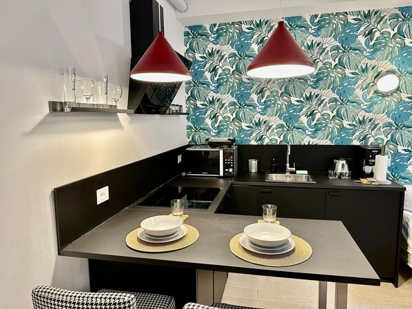 Kühlschrank, Mikrowelle, Herdplatte, Wasserkocher