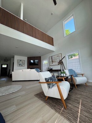 Smart TV, chimenea, futbolito y libros