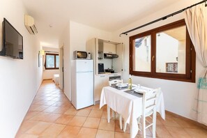 Apartment, Multiple Bedrooms, Patio | Private kitchen