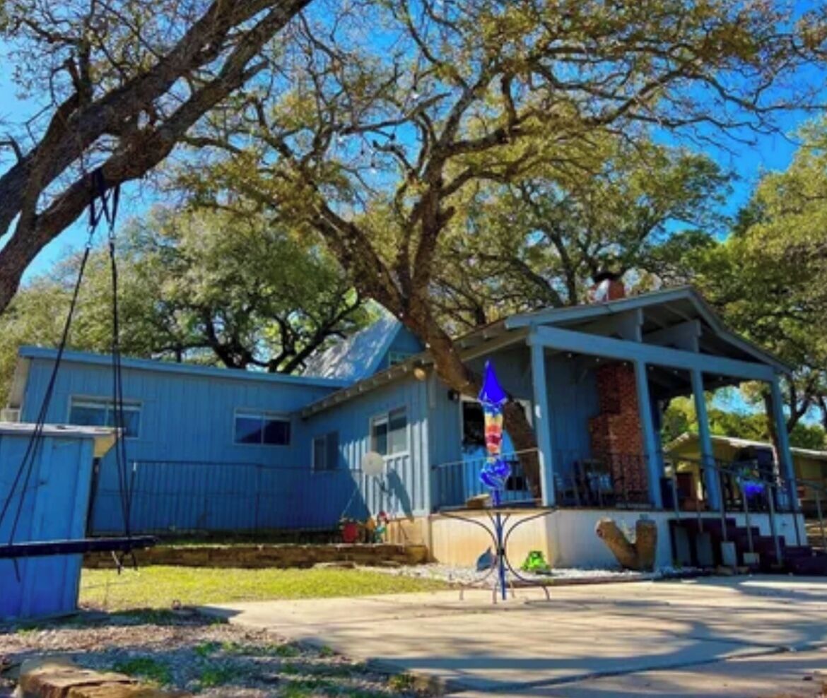 LAKEIN' IT EASY! 15ft from the water, new dock, jet ski port! In Beautiful Caddo