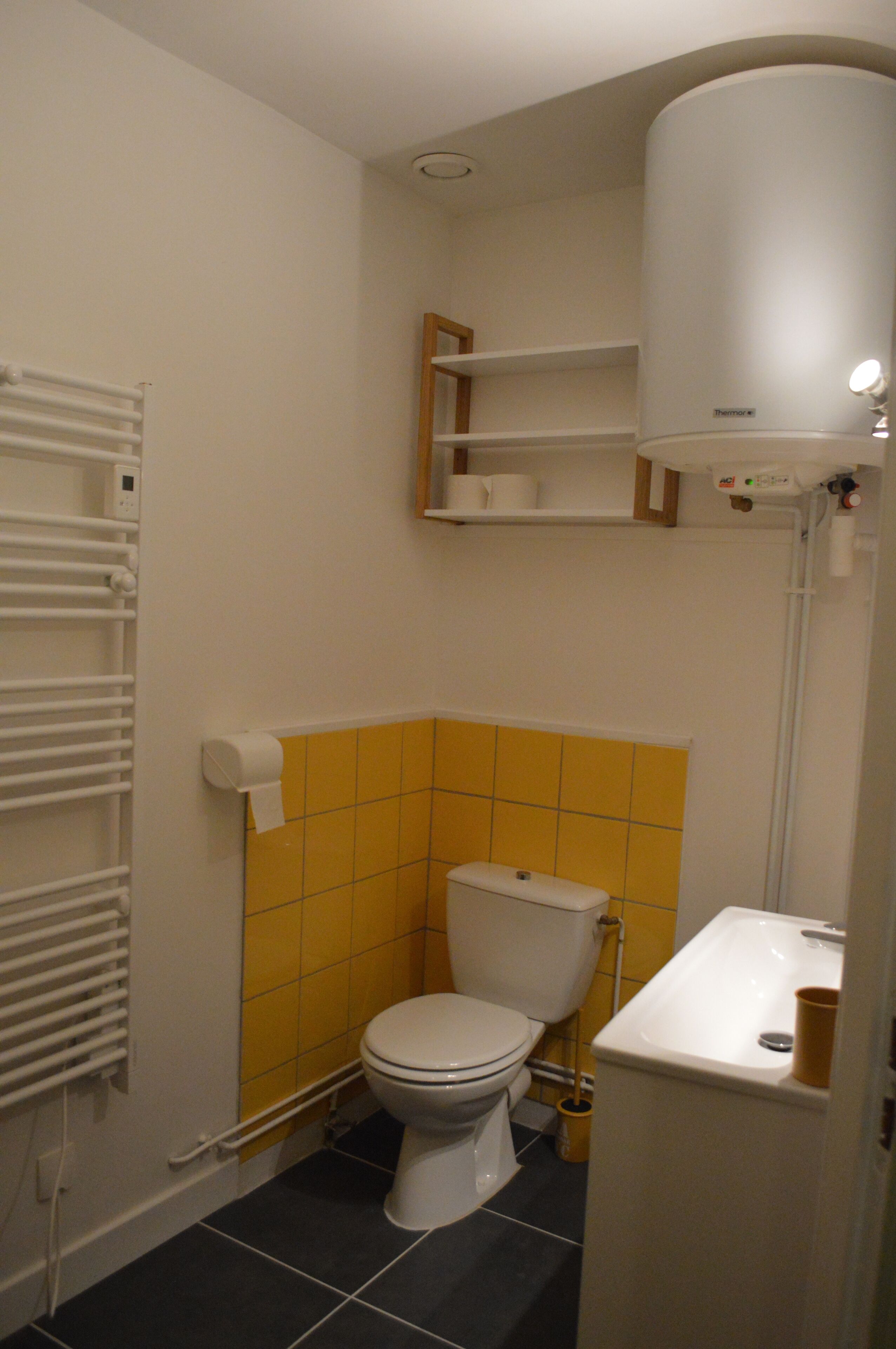 Regadera, secadora de cabello, toallas, jabón 