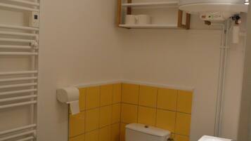 Suihku, hiustenkuivaaja, pyyhkeet, saippua