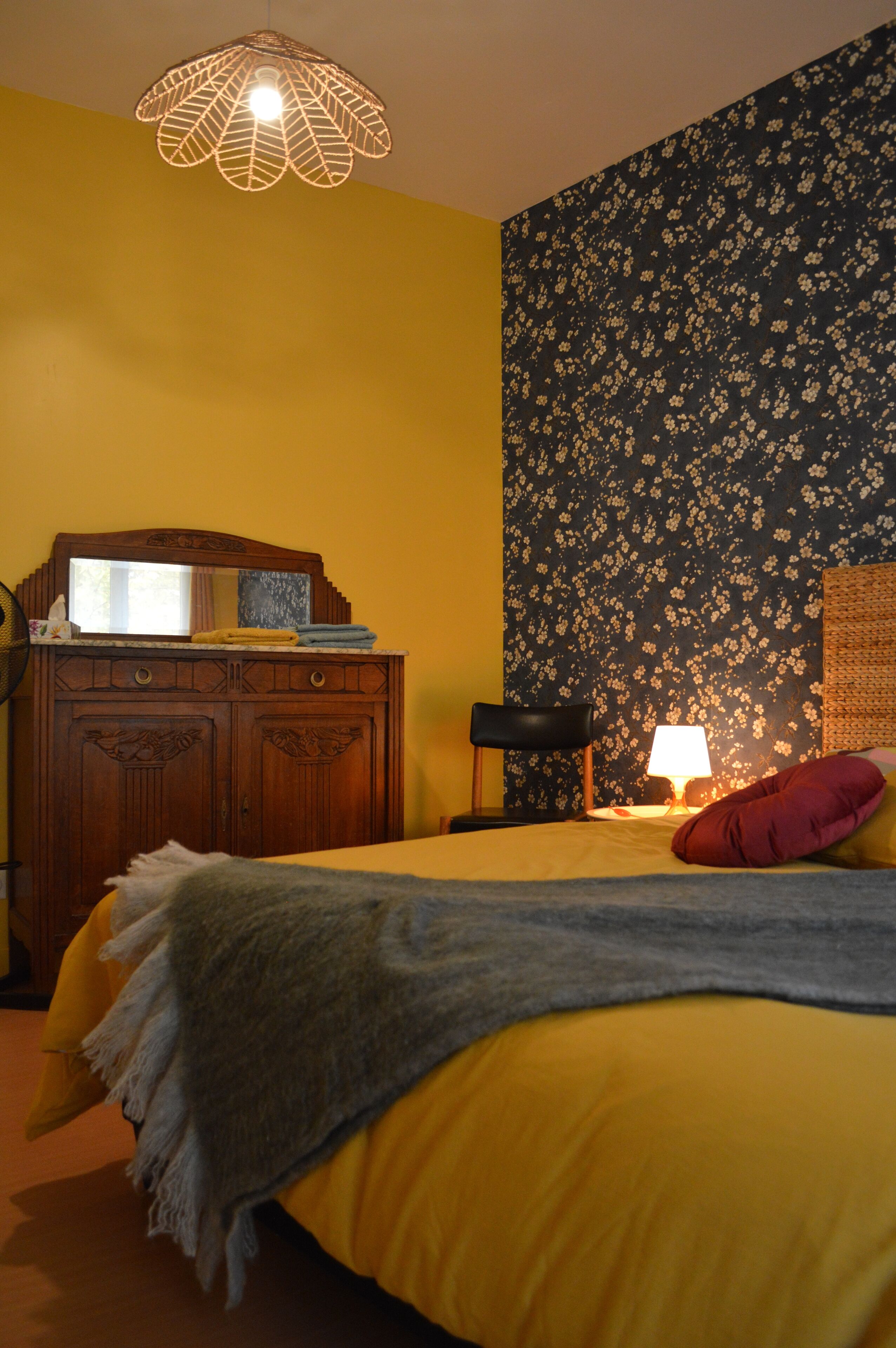 2 habitaciones, tabla de planchar con plancha y cuna de viaje 