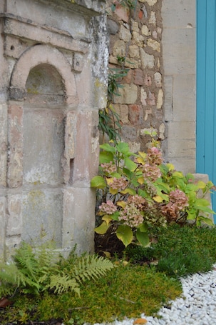 Exterior detail. Gîte La Rose Trémière - Maison Avec Terrasse, Idéale Pour un Séjour en Famille