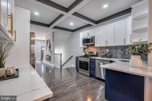 Microwave, oven, stovetop, dishwasher - Living in Luxury .....
Where Sophistication meets Elegance (Baltimore)