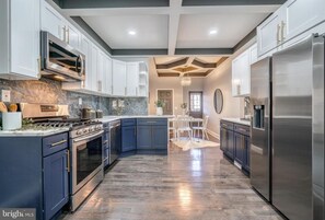 Microwave, oven, stovetop, dishwasher - Living in Luxury .....
Where Sophistication meets Elegance (Baltimore)