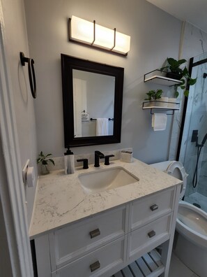 Douche, sèche-cheveux, serviettes fournies, savon