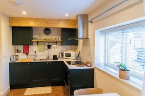 Fridge, cookware/dishes/utensils, spices - Amarelo apartment in the heart of Charlbury (Charlbury)