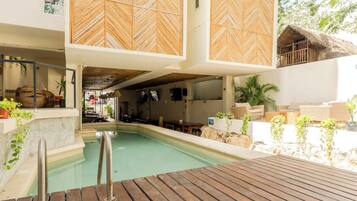 2 albercas al aire libre