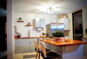 Fridge, microwave, oven, stovetop - Family-Friendly Oasis Pool/beach 8 mins by car (Carolina)