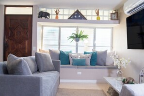 Smart TV, fireplace, computer monitors - Family-Friendly Oasis Pool/beach 8 mins by car (Carolina)