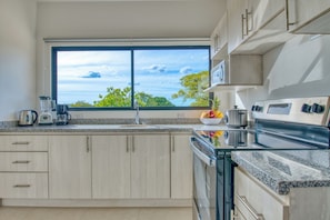 Full-sized fridge, microwave, oven, electric kettle - Muna Santa Rosa Apartamentos (Tamarindo)