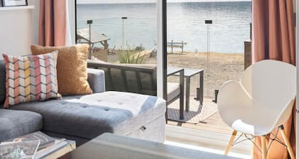 LAKEFRONT*FIREPIT*BBQ*PATIO*BEACH