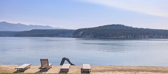 LAKEFRONT*FIREPIT*BBQ*PATIO*BEACH