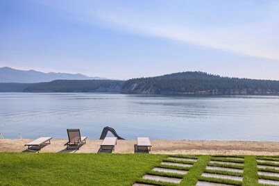 LAKEFRONT*FIREPIT*BBQ*PATIO*BEACH