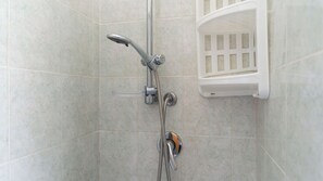 Douche, sèche-cheveux, bidet, serviettes fournies