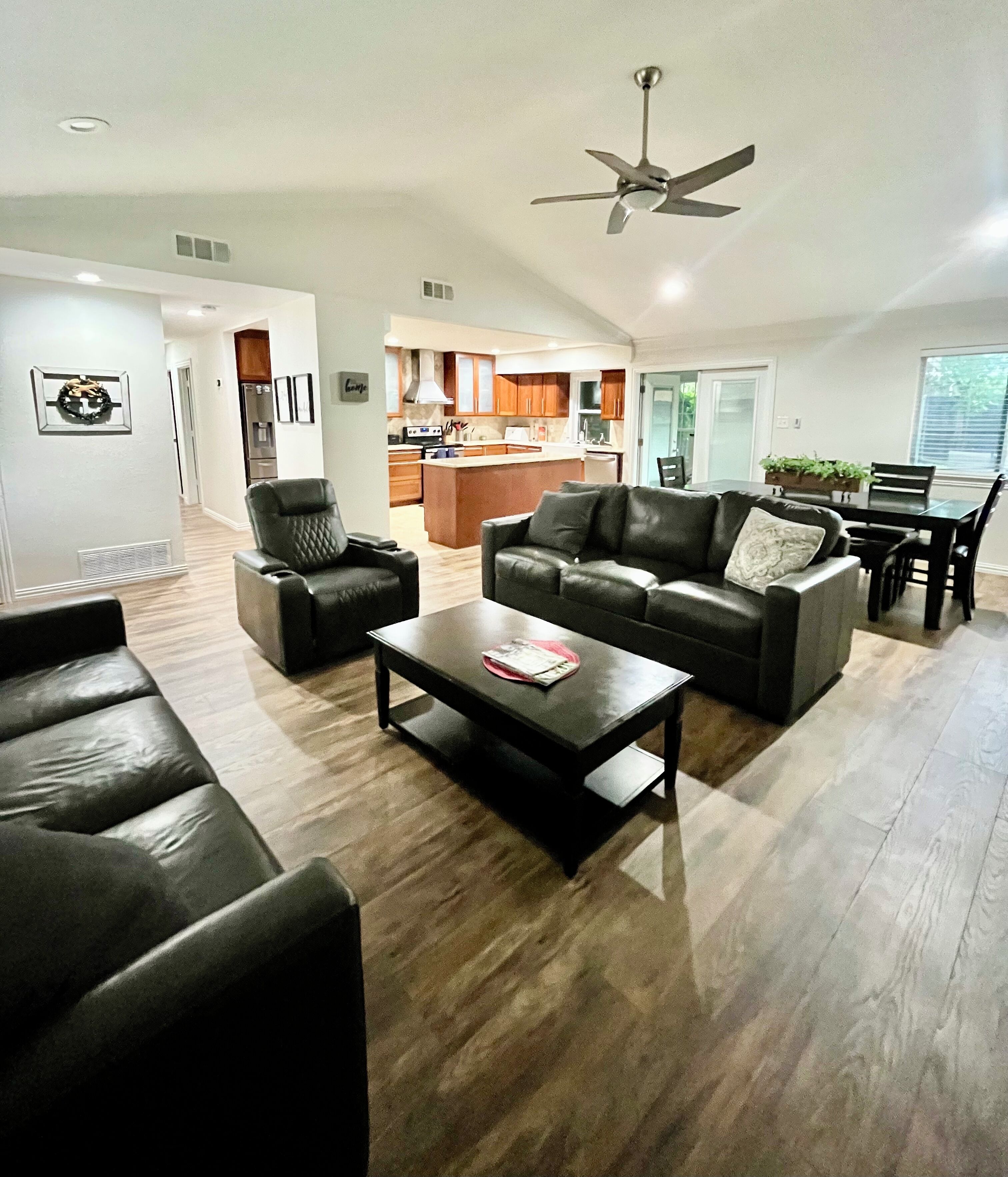 Spacious House Sleeps 8 - Family and Pet Friendly Across from Park!