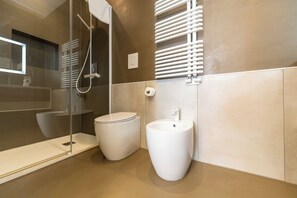 Dusj, hårføner, bidé og håndklær