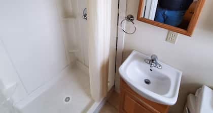 Deschutes Motel - White Horse - Family Suite w/ 1 Queen & 2 Twin beds
