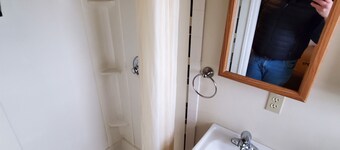 Deschutes Motel - White Horse - Family Suite w/ 1 Queen & 2 Twin beds