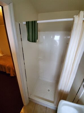 Douche, sèche-cheveux, serviettes fournies, savon