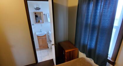 Deschutes Motel - White Horse - Family Suite w/ 1 Queen & 2 Twin beds
