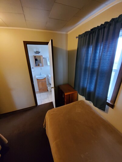 Deschutes Motel - White Horse - Family Suite w/ 1 Queen & 2 Twin beds