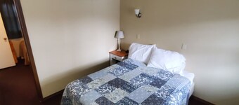 Deschutes Motel - White Horse - Family Suite w/ 1 Queen & 2 Twin beds