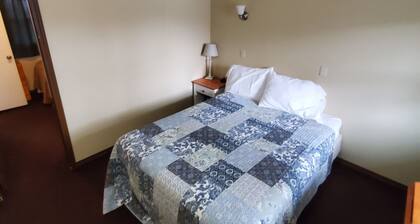 Deschutes Motel - White Horse - Family Suite w/ 1 Queen & 2 Twin beds