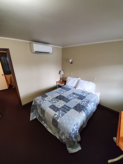 Deschutes Motel - White Horse - Family Suite w/ 1 Queen & 2 Twin beds