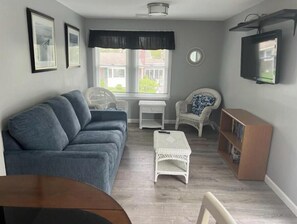 Living area - Beautiful 1 Bedroom Home Near Beaches (Barnstable)