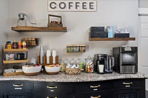 Coffee and/or coffee maker - The Aurora Inn & Cottages (Bartlett)