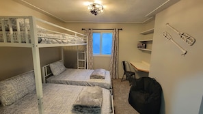 3 bedrooms, desk, iron/ironing board, free WiFi